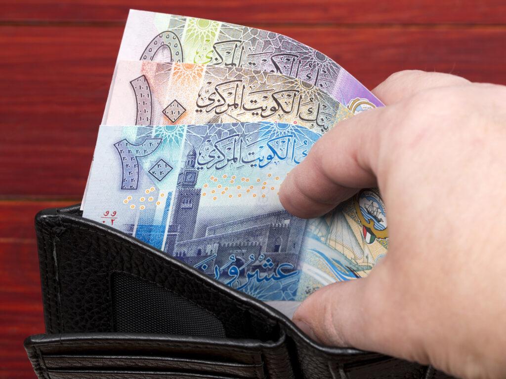 سعر الدينار الكويتي أمام الجنيه اليوم